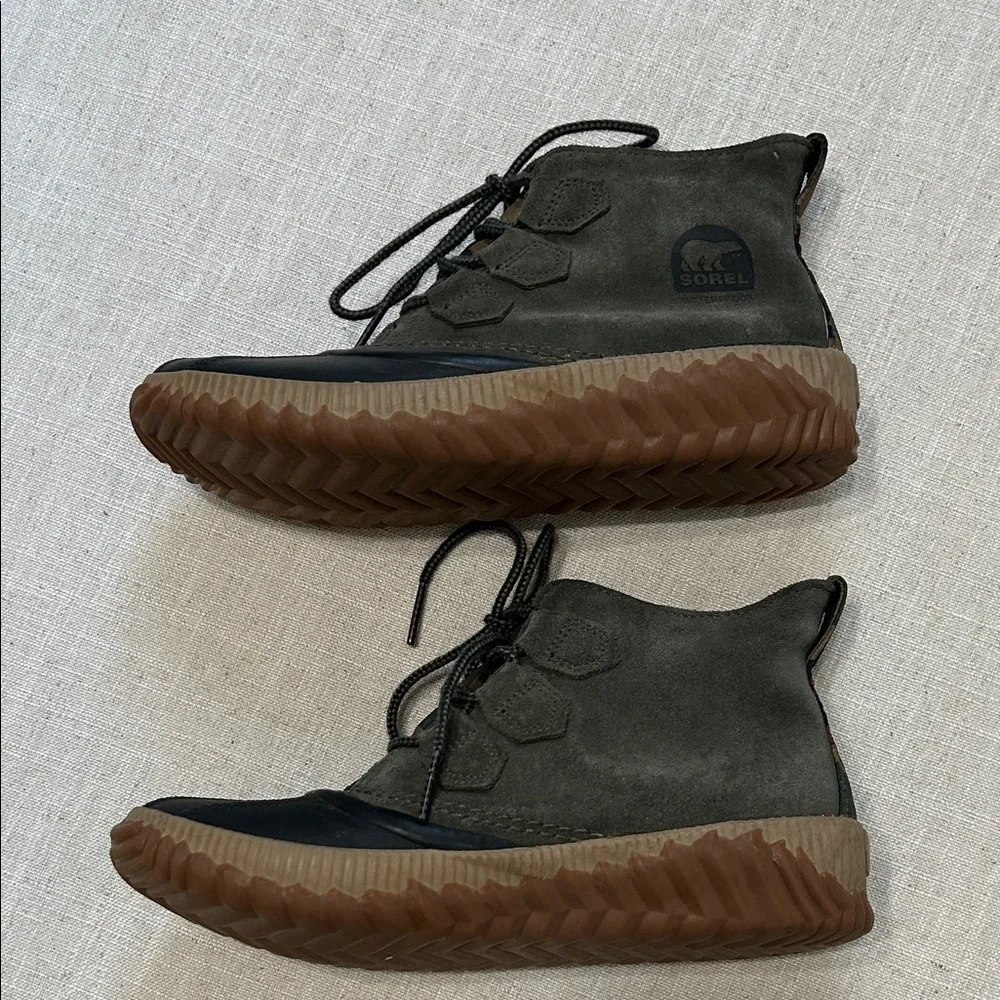 Sorel Out N About Rain Boots Women’s 7.5 Olive Camouflage Suede Ankle Booties